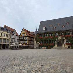 Der Marktplatz mit dem Rathaus