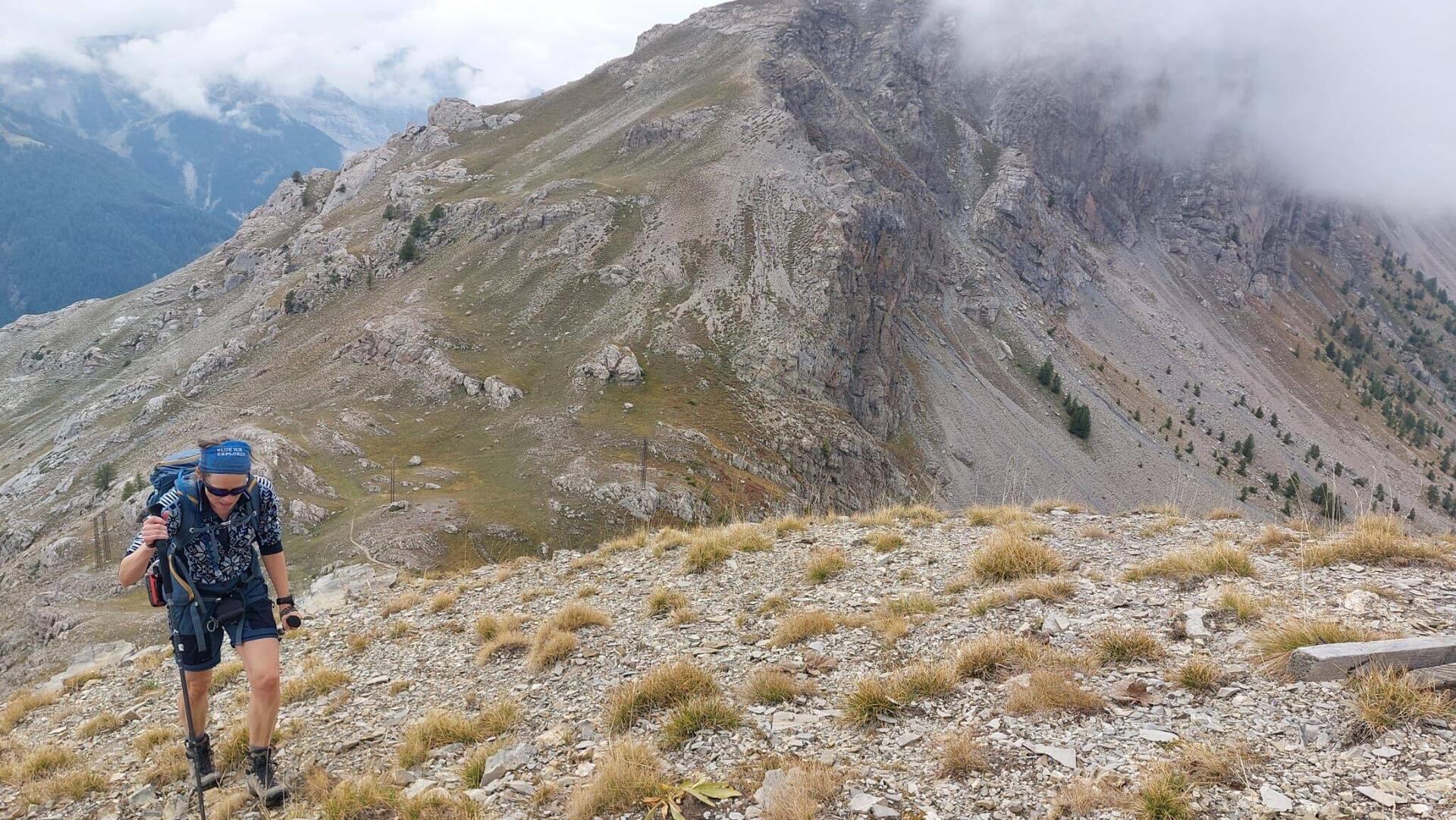 På vej op mod den første top, til højre for passet; Col de Fours