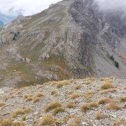 På vej op mod den første top, til højre for passet; Col de Fours
