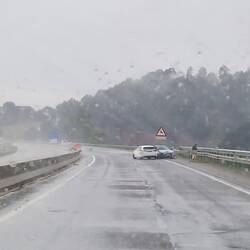 Aquaplaning-Unfall! Hoffentlich keine Verletzten!