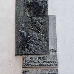 Da kommt einer einfach aus der Wand