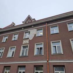 Hups, da fällt die Fassade wohl bereits wieder auseinander...