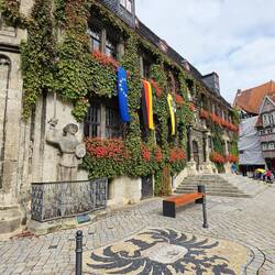 Morgen ist Tag der deutschen Einheit. Rathaus ist schon beflaggt