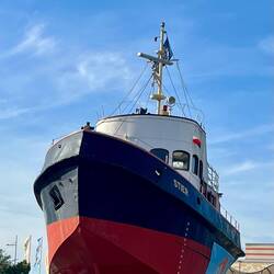 Der an Land aufgebockte Hafenschlepper Stier mit Voith-Schneider-Antrieb