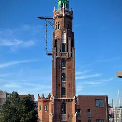 Der Simon-Loschen Leuchturm an der Schleuse Neuer Hafen