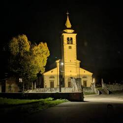 Absolut ruhiger Übernachtungsplatz gegenüber der Kirche