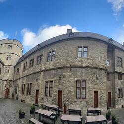 Im Hof der Wewelsburg