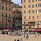 Touristenströme fluten den Platz.