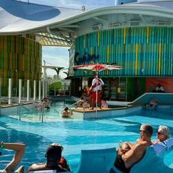 Im Pool stehen und Cocktail in der Hand , auch da gibt es eine Zielgruppe