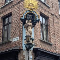 ganz früher kostete es eine Steuer, wenn man eine Laterne anbrachte. Mit Madonna war sie steuerfrei