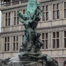 Brabobrunnen (der römische Soldat Bravo wirft die Hand des Riesen Antigoon in die Schelde)