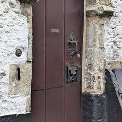 historische Tür mit Betrunkenemschloss
