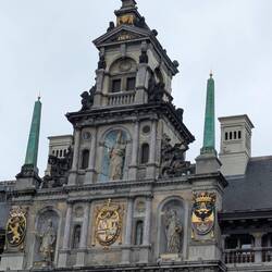 Wappen: rechts: Markgrafschaft Antwerpen, Mitte: span. König Philipp II, links: Herzogturm Brabant
