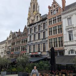 Grote Markt mit Gildehäusern und dem Turm der Liebfrauenkirche