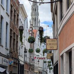 historische Gasse (rechts Schild des berühmten Restaurants "Aux Armes de Bruxelles 1921"