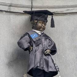Manneken Pis (Kleidung wird öfters gewechselt)