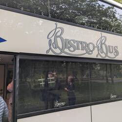 Oben Fahrgäste, unten Bistro