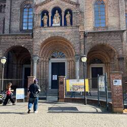 Denkt ihr, dass die Kirche offen hat?