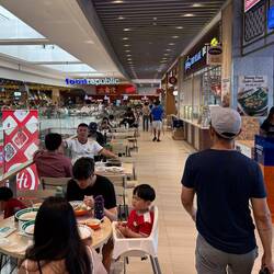 auf dem Weg zu einem Food Court