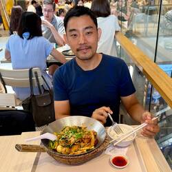 James mit seinem Mittagessen