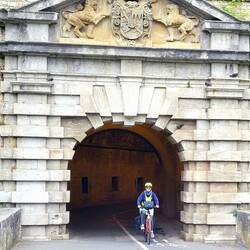 Das Wetter ist noch trübe: Durch Tunnel unterhalb der Festung Marienberg in Würzburg