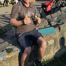 Nein, Jan trinkt nicht aus zwei Weingläser, er hält nur mein Glas, während ich fotografiere