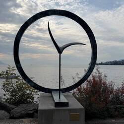 Moderne Skulpturen an der Uferpromenade entlang