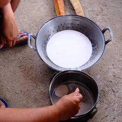 Milch vom Wasser abschöpfen