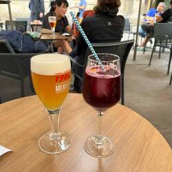 Una cerveza con limón y un tinto de verano