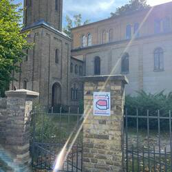 Denkt ihr, dass die Kirche offen ist?