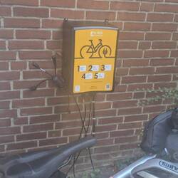 Schöne Sache ohne eigenes Netzteil, gefunden über die App "E-Station", sehr zu empfehlen.
