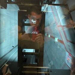 Im Lift abwärts mit Blick nach oben