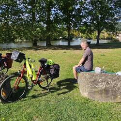 Mittagspause mit Picknick an der Alten Mainbrücke bei Lohr