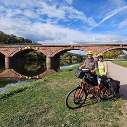 Mainbrücke in Marktheidenfeld und davor zwei eifrige Radler