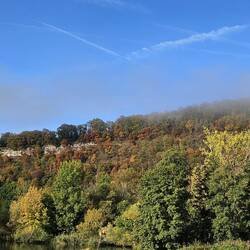 Ruine Karlsburg im aufsteigenden Morgennebel überm Main