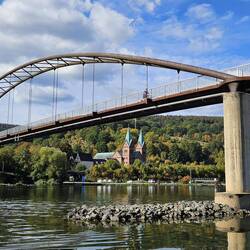 Neustadt am Main mit Mainbrücke und neoromanischer Pfarrkirche