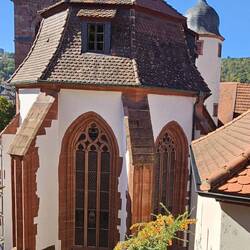 Rückseite der Kilianskapelle, links der Turm der Stiftskirche