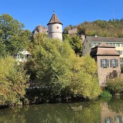 ...machen wir heute unsere Mittagsrast, gegenüber von Rathaus und Weißem Turm.
