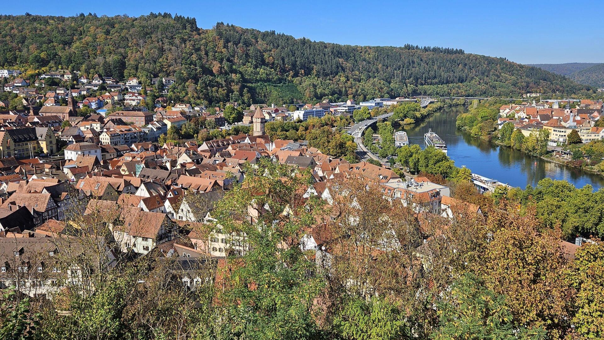 Wertheim liegt an der Mündung der Tauber in den Main (links hinter den Schiffen)