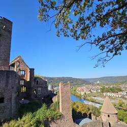 ...geht der Blick weit ins Maintal. Sie ist eine der größten Steinburgen Süddeutschlands.