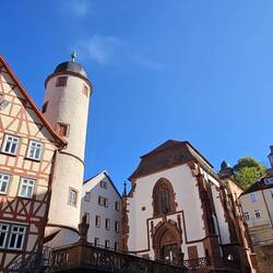 Kirchplatz, in der Mitte die spätgotische Kilianskapelle (15. Jh.)