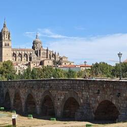 Puente Romano mit der alten Kathedrale im Hintergrund