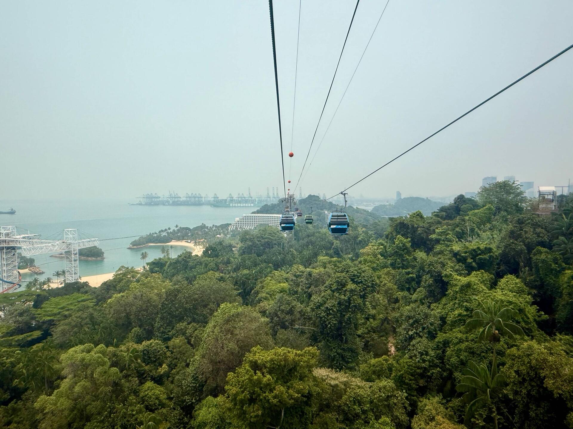 Mit einer zweiten Seilbahn bin ich anschliessend hinunter zum Strand gefahren.