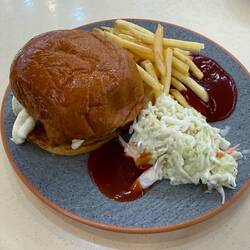 Fischburger mit Pommes
