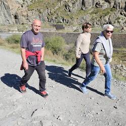 wir starten zur Bergwanderung, zum Wasserfall
