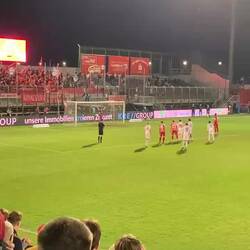 Bonga verwandelt den späten Strafstoß