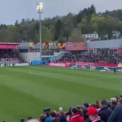Die Mannschaft laufen ein, während die Amateure Fans das Kompassmodell fordern