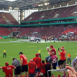 Die Bayern Damen überreichen ihren Fans den DFB-Pokal