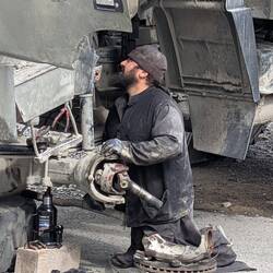 Der Pope beim LKW-Reparieren
