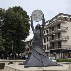 Ein Denkmal zu Ehren der alten Währung Lira.